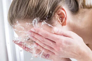 عادت های شستن صورت که به پوست صورت آسیب می زنند