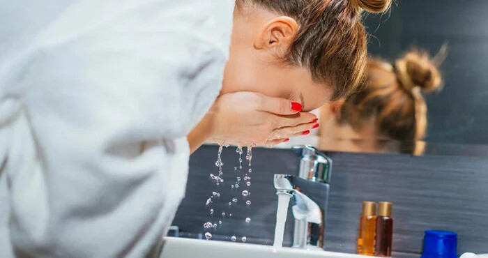 عادت های شست و شوی صورت که به پوست صورت آسیب می زنند