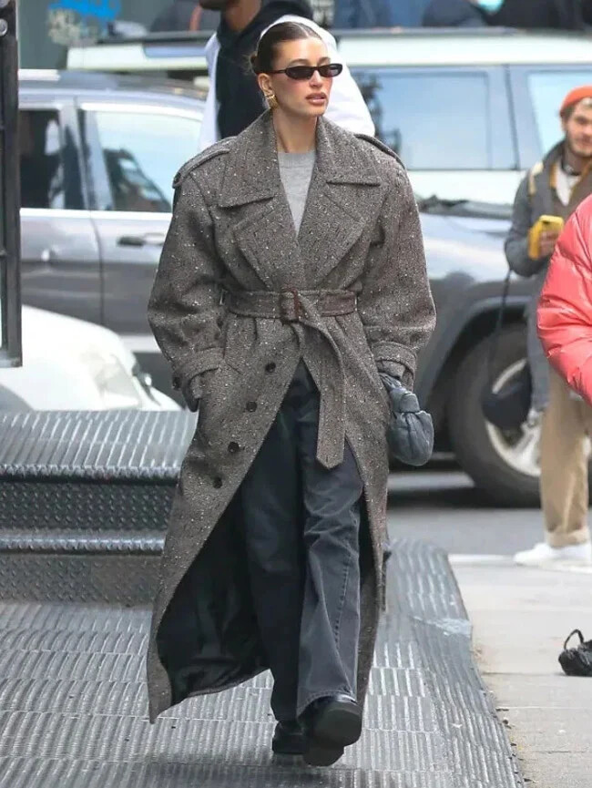 هیلی بیبر (Hailey Bieber) : پالتوی کمربند دار ، استایل کردن پالتو به روش زنان سلبریتی و سرشناس