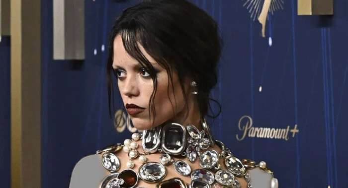 جنا اورتگا (Jenna Ortega) در مراسم امی ، بهترین استایل سلبریتی ها در فرش قرمز سالی که گذشت!