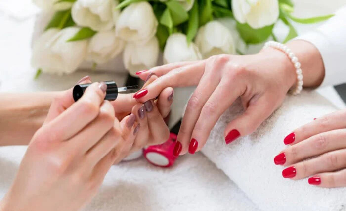 به دستها و ناخن های خود توجه بیشتری کنید ، چه کار کنیم که جوان تر از سنمان به نظر برسیم؟
