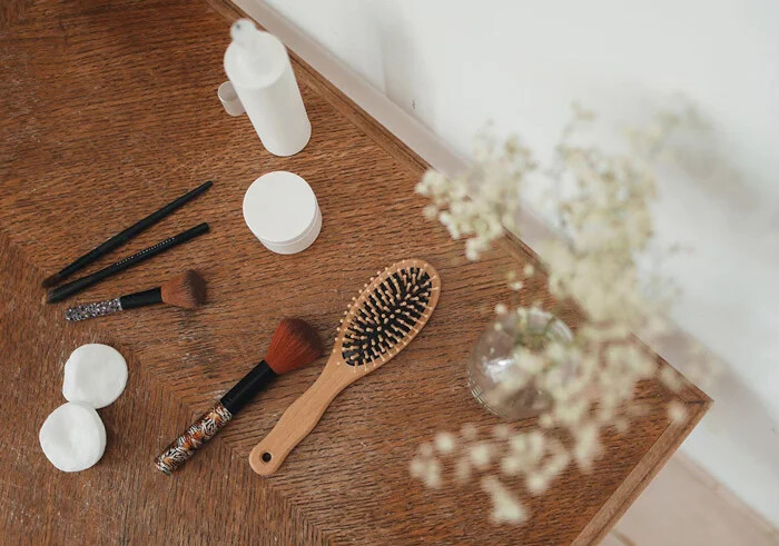 اشتباهات رایج در چیدمان میز آرایش که فضا را شلوغ نشان میدهد