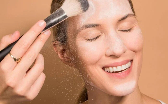 زدن کرم پودر بیش از حد به کل صورت