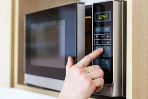 هرگز از مایکروفر برای این سه چیز استفاده نکنید!