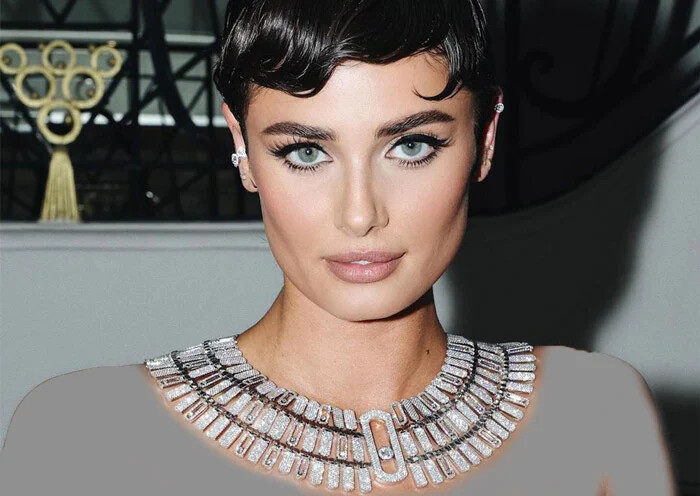 تیلور هیل (Taylor Hill) با گردنبند جذاب