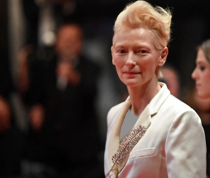 تیلدا سوینتن (Tilda Swinton) با سنجاق سینه اش ، جواهرات خیره کننده و بسیار زیبای سلبریتی های مشهور