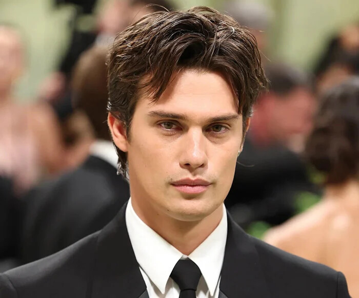 نیکلاس گالیتزین (Nicholas Galitzine) و سیمون اشلی (Simone Ashley) ، حقایق عجیب و جالب اما واقعی درمورد سلبریتی ها