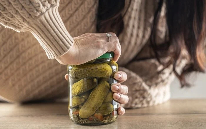 باز کردن شیشه ها سخت تر است