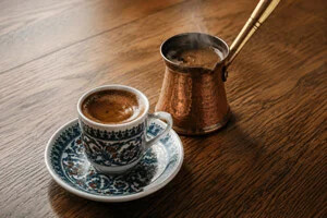 راهنمای جامع خرید قهوه ترک؛ از انتخاب دانه و درجه آسیاب تا بهترین روش دمآوری