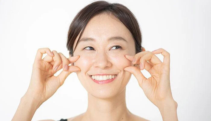 گونه ها و اطراف دهان را با ملایمت حرکت دهید ، 5 تمرین ساده برای آرام کردن عضلات صورت و کاهش تنش