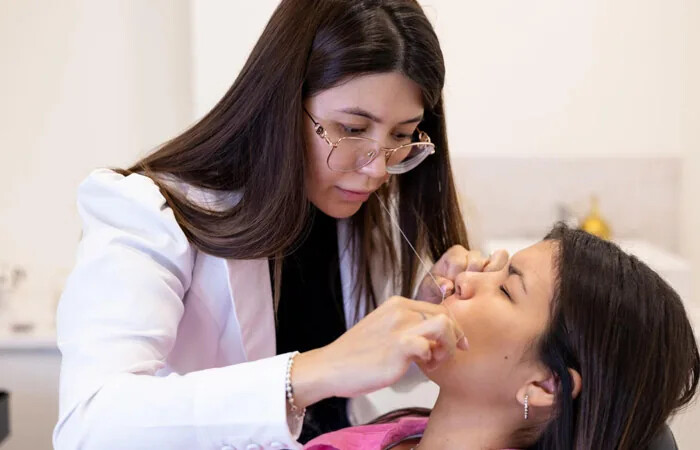 بند انداختن یا اصلاح با نخ ، راه های مختلف از بین بردن موهای زائد صورت؛ از اصلاح تا لیزر و ...