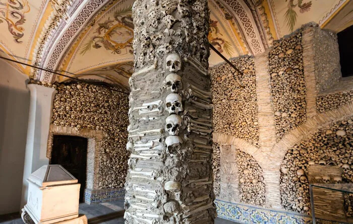 کلیسای استخوان ها؛ اوورا، پرتغال ، بناهای تاریخی ساخته شده با جمجمه و استخوان های انسان