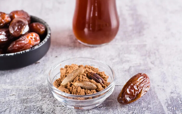 چگونه پودر مناسب هسته خرما را انتخاب و نگهداری کنیم؟
