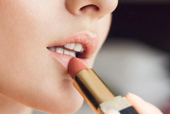 چگونه لب های باریک را با آرایش پرتر و قلوه ای نشان دهیم؟!