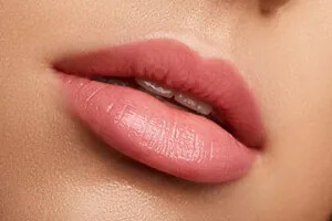 چگونه لب های باریک را با آرایش پرتر و قلوه ای نشان دهیم؟!