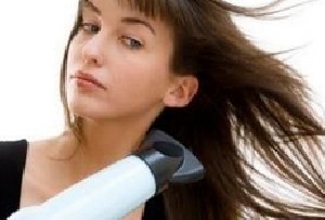 بهترین و بی ضررترین راه برای خشک کردن سر