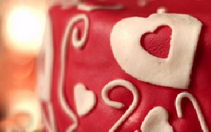 بی اختیار از کنار تو میگذرم