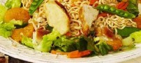خوراک خوشمزه ی نودل و پرتقال