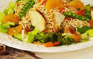 خوراک خوشمزه ی نودل و پرتقال
