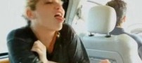 حرکت غیراخلاقی خواننده زن آمریکایی در مقابل دوربین!