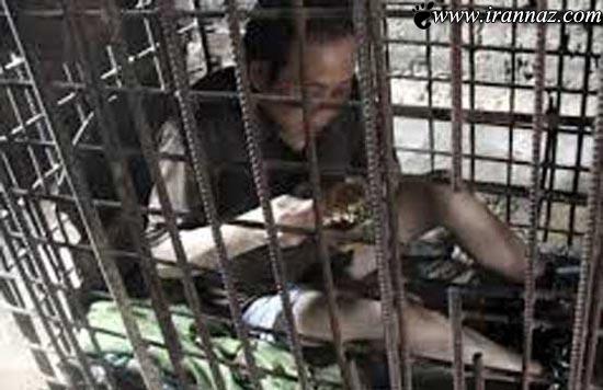 این مرد بینوا 11 سال در یک قفس زندگی کرده (عکس)