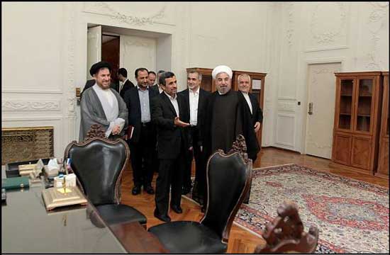 احمدینژاد دفتر رییسجمهور را تحویل حسن روحانی (عکس) احمدینژاد دفتر رییسجمهور را تحویل حسن روحانی (عکس)