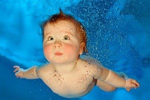 شنای یک نوزاد 18 ماهه در دریا!!