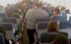 سوژه شدن مسافر چاقی که روی صندلی هواپیما جا نشد!