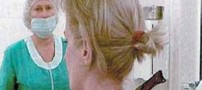 عكس‌ یک زن با یک چاقو در گردنش!!(واقعی)