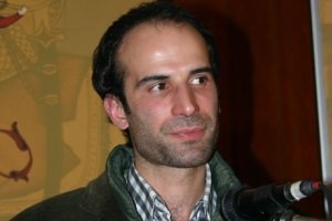 گوینده معروف رادیو، ایران را ترک کرد !