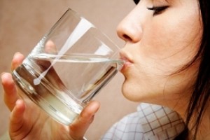 چرا زیاد نوشیدن آب لاغر می‌کند؟!