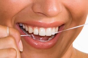 ابتدا از نخ دندان استفاده کنیم یا مسواک؟!