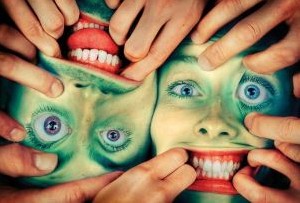 دعا نویسی بر روی اندام دختران و زنان ؟!