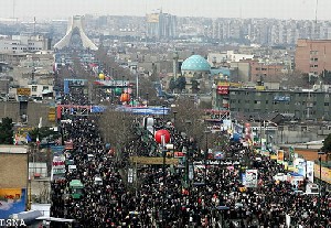 توزیع عکس های یک دختر در راهپیمایی روز 22 بهمن