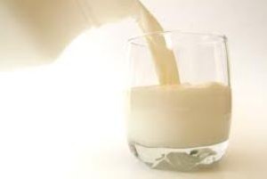 چرا پس از خوردن شیر دچار مشکلات گوارشی می شویم؟