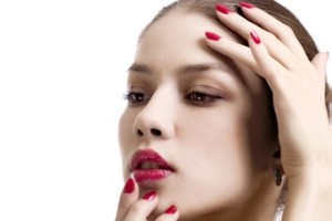 با این تکنیک های آرایشی ده سال جوان شوید