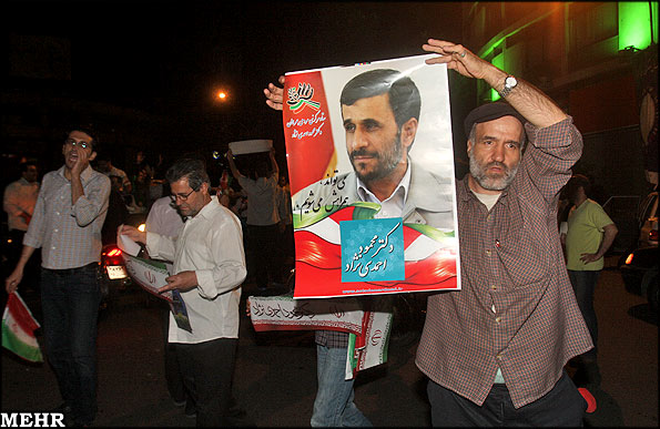 عكس از شادمانی حامیان احمدی نژاد در تهران
