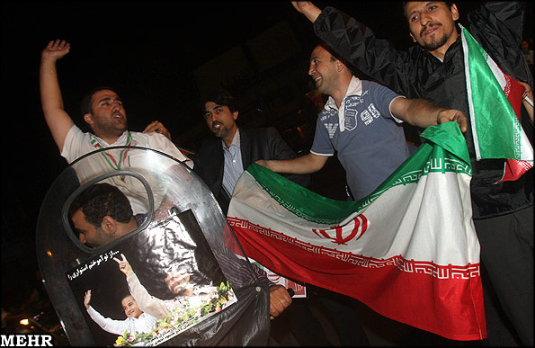 عكس از شادمانی حامیان احمدی نژاد در تهران