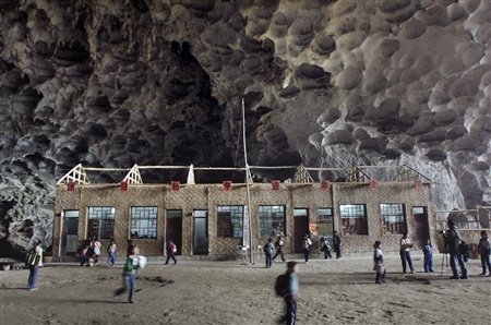 عکسهای مدرسه ای چینی که درون غار ساخته شده!!