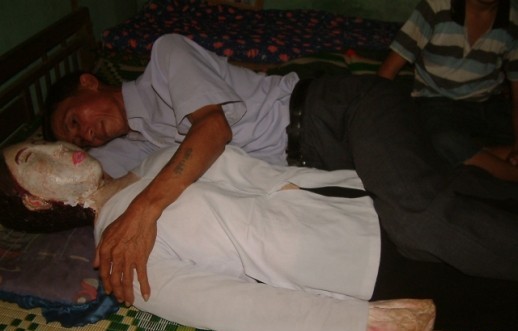 عکسهای مردی که 5 سال است هر شب کنار جسد همسرش می‌خوابد!!