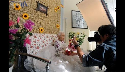 عکس های شگفت انگیز عروسی زن 101 ساله !!!! عکس های شگفت انگیز عروسی زن 101 ساله !!!!