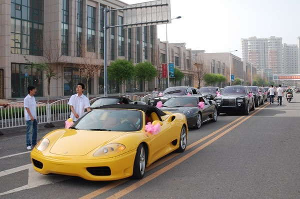 عکس های از یک عروسی مجلل با ماشین فراری