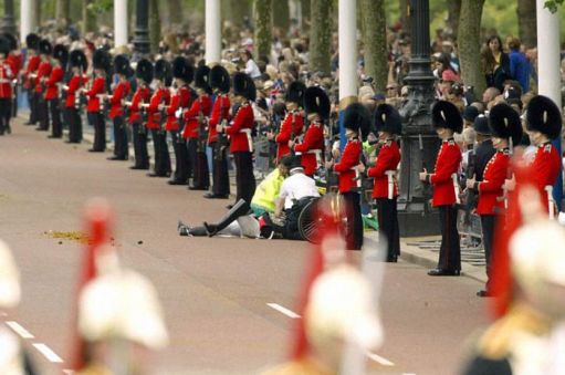 عکسهای خنده دار از غش سربازان در مراسم رسمی