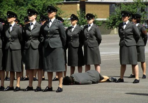 عکسهای خنده دار از غش سربازان در مراسم رسمی