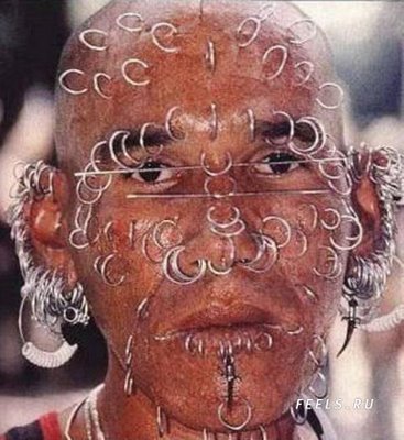 مردی با 300 سوراخ آویز دار در صورتش+عکس