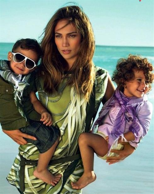 جنیفر لوپز و دو قلوهایش در تبلیغات کمپانی Gucci