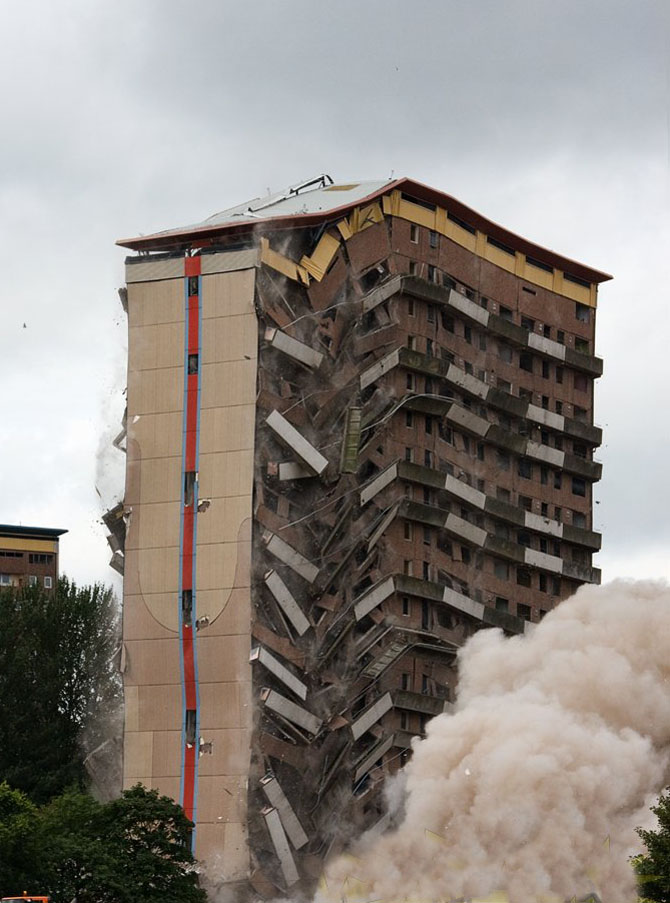 عکسهای دیدنی از لحظه تخریب ساختمان های بزرگ