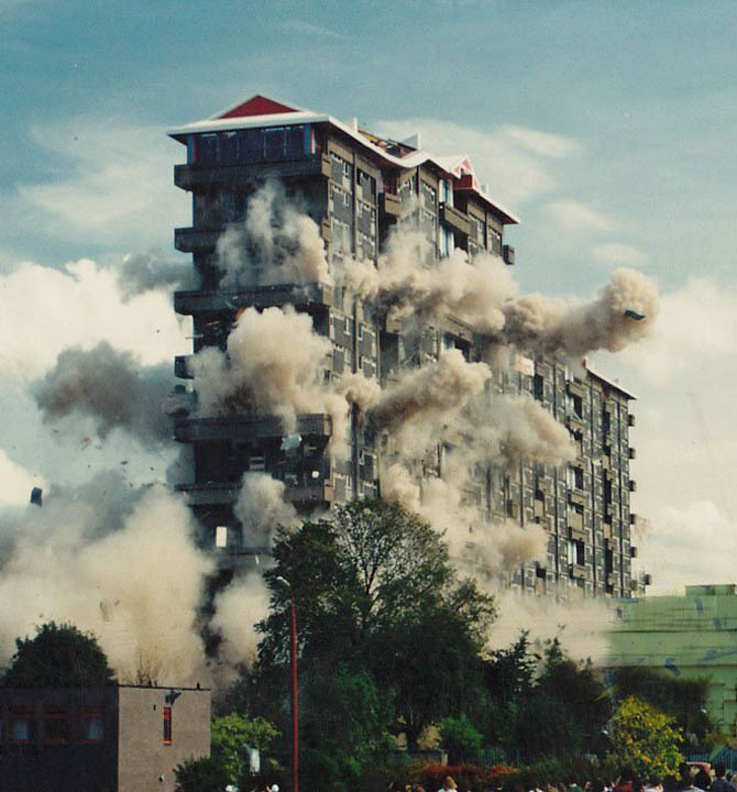 عکسهای دیدنی از لحظه تخریب ساختمان های بزرگ