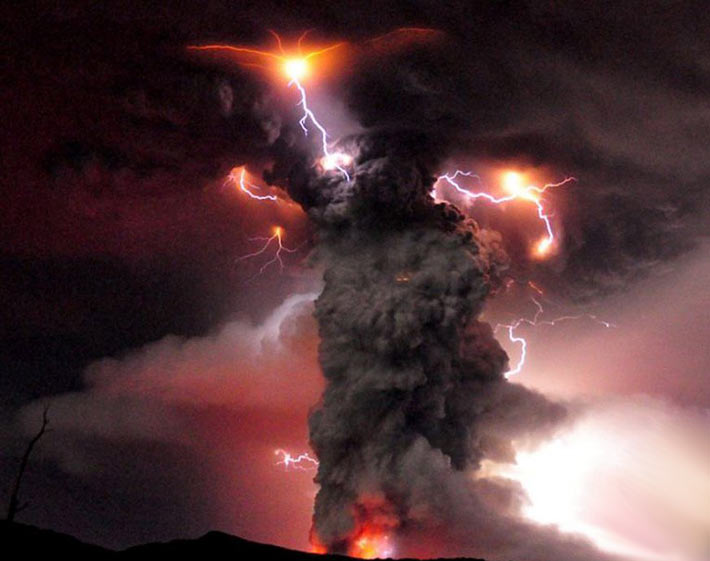 عکس هایی شگفت انگیز از فوران آتشفشان شیلی