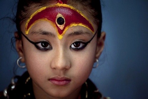 رفتار بسیار عجیب مردم نپال با دختران باکره + عکس